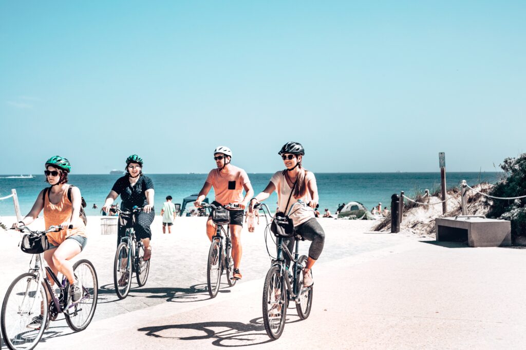 Grupo de ciclistas por una ruta en la playa de Valencia